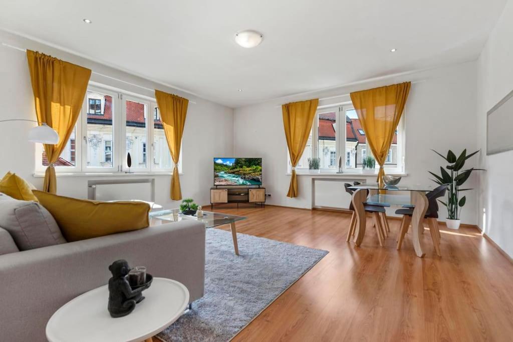 Exclusive Apartment In Centre Братислава Екстер'єр фото