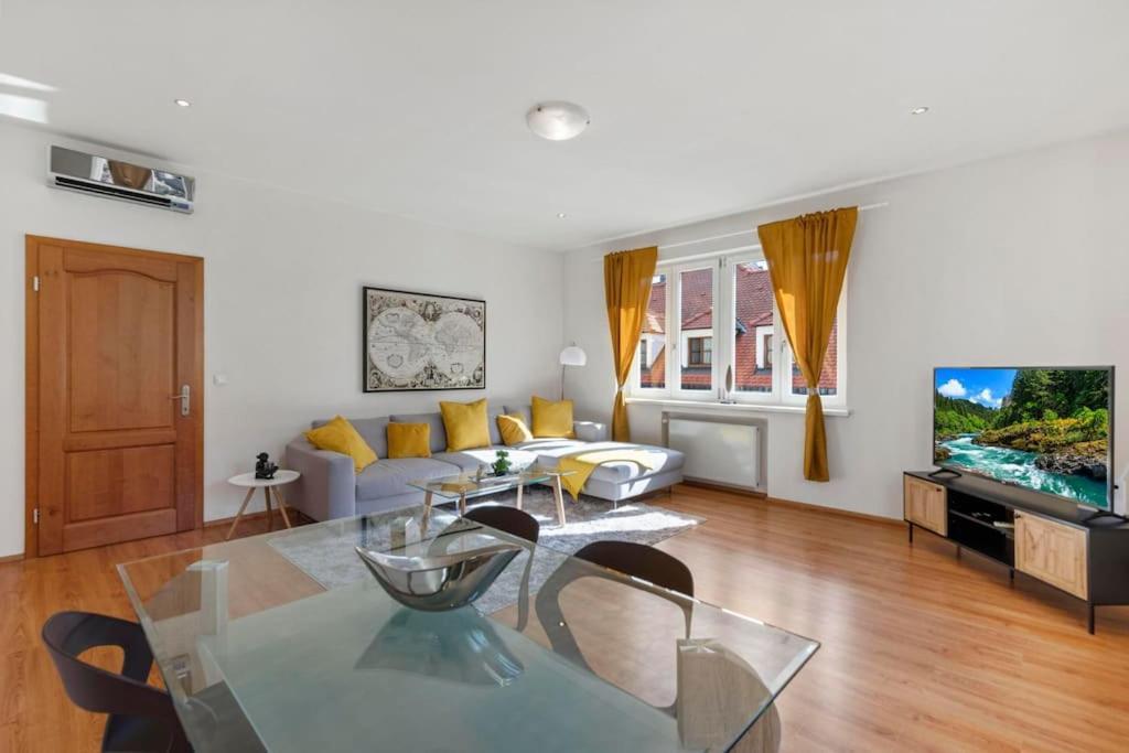 Exclusive Apartment In Centre Братислава Екстер'єр фото