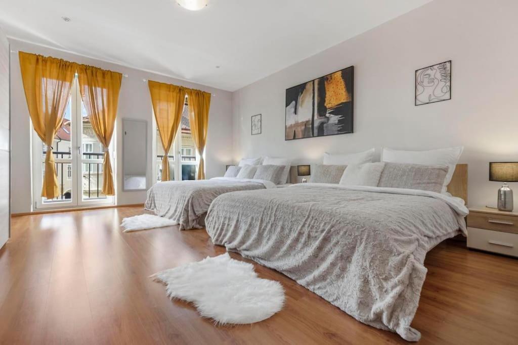 Exclusive Apartment In Centre Братислава Екстер'єр фото