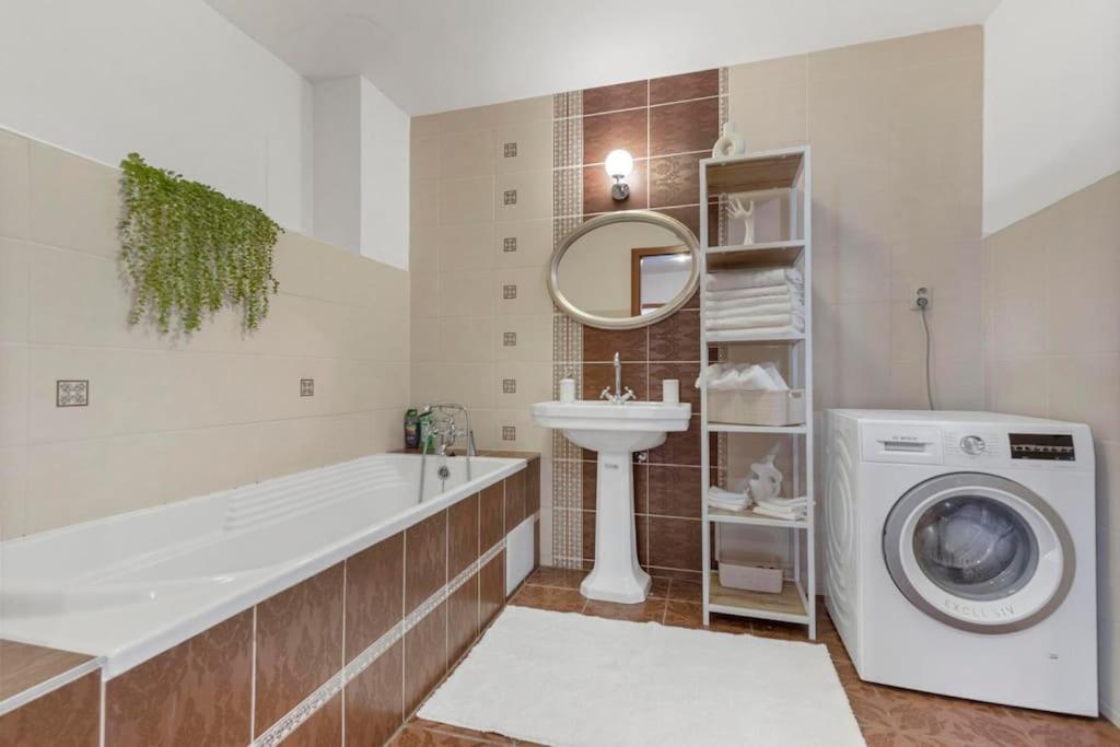 Exclusive Apartment In Centre Братислава Екстер'єр фото